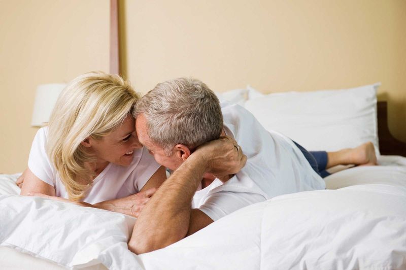 Phụ nữ mãn kinh có quan hệ được không?