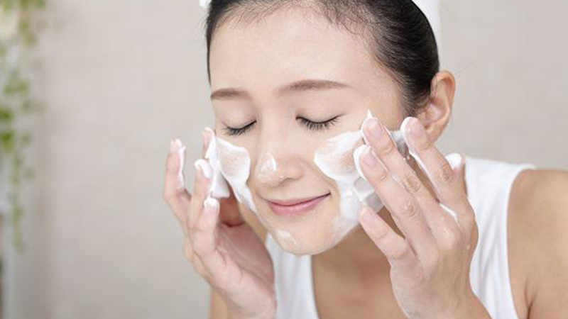 Dùng sữa rửa mặt nhiều có tốt đối với da nhạy cảm không ?