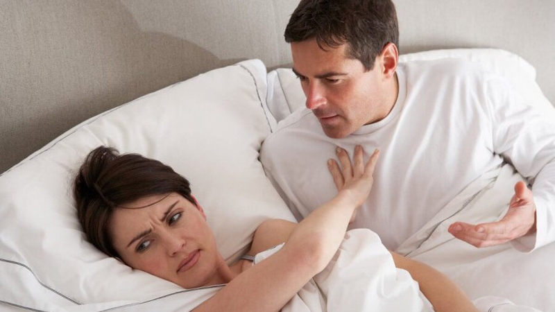 Bị khô âm đạo khi quan hệ phải làm sao?